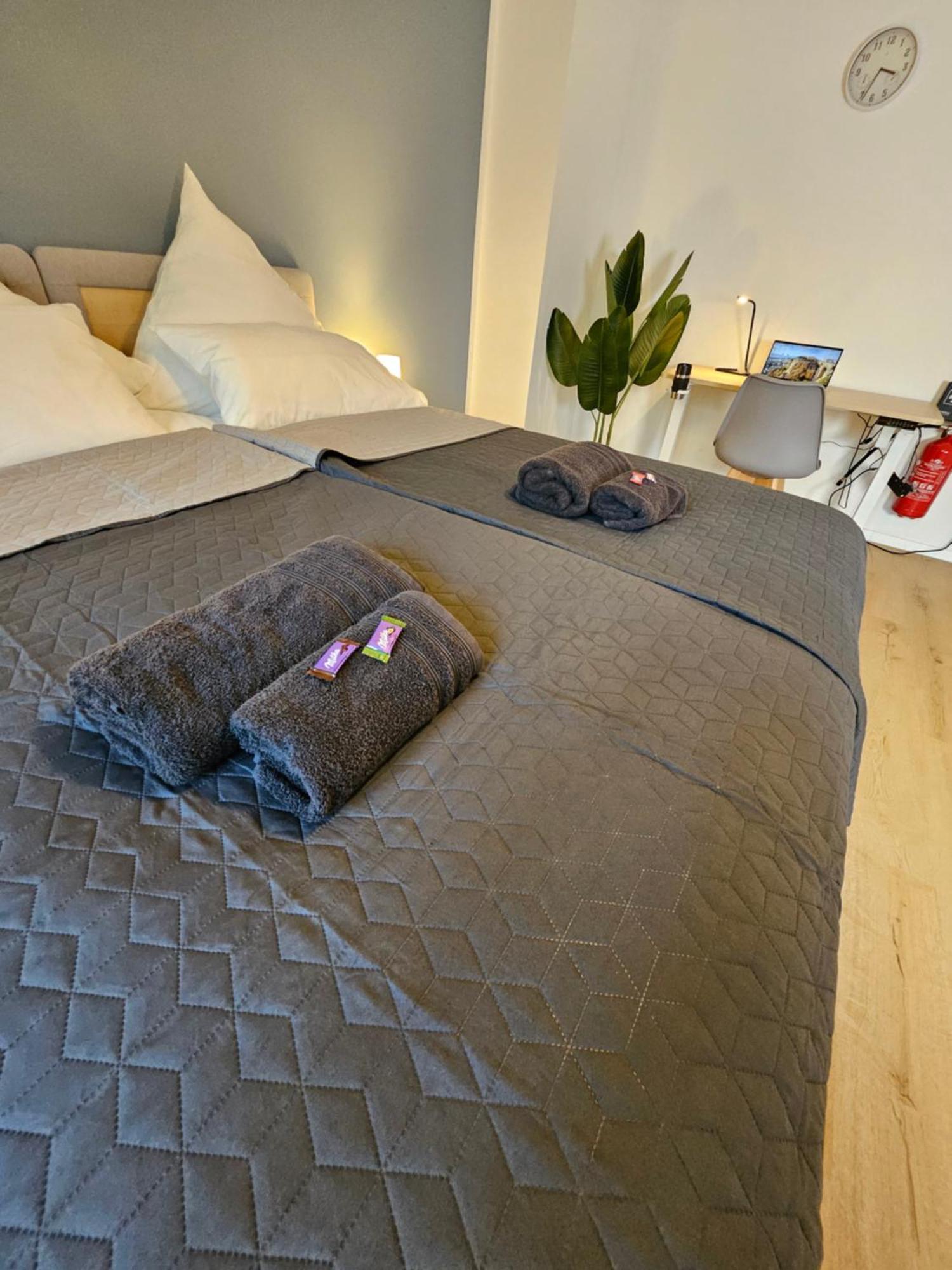Modern Homes - Voll Ausgestatte Wohnung - Balkon - Hotelbetten - 4K Tv - Wlan メールス エクステリア 写真