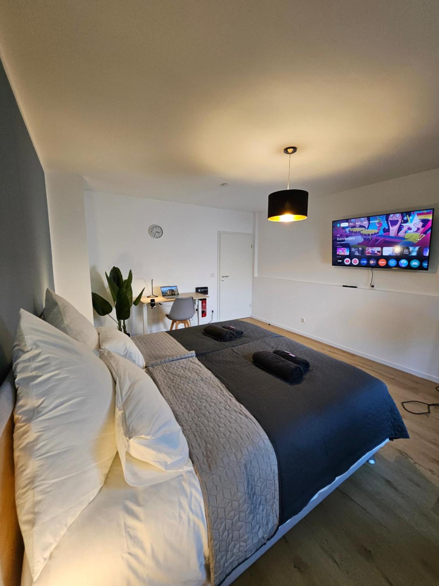 Modern Homes - Voll Ausgestatte Wohnung - Balkon - Hotelbetten - 4K Tv - Wlan メールス エクステリア 写真