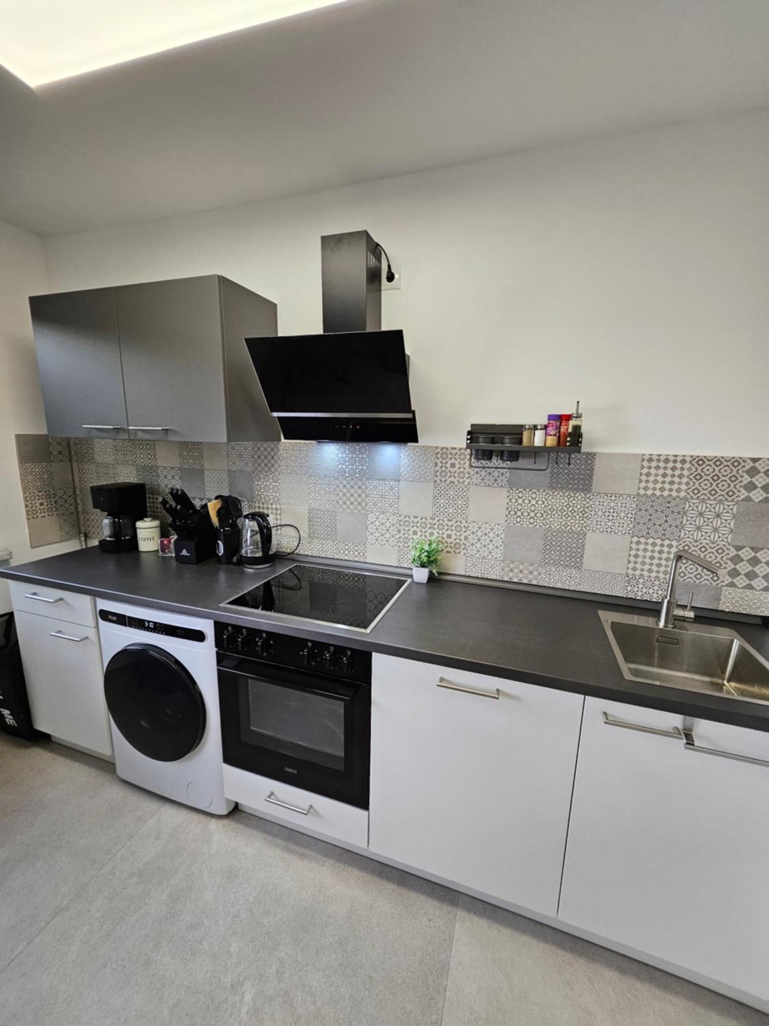 Modern Homes - Voll Ausgestatte Wohnung - Balkon - Hotelbetten - 4K Tv - Wlan メールス エクステリア 写真