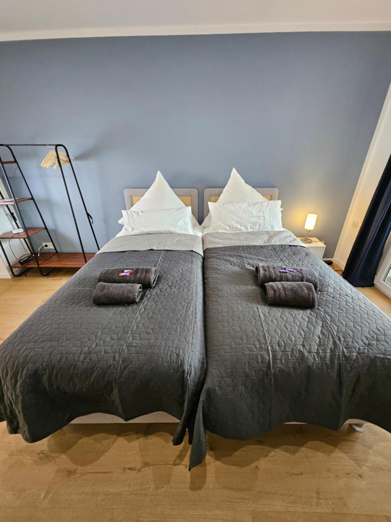 Modern Homes - Voll Ausgestatte Wohnung - Balkon - Hotelbetten - 4K Tv - Wlan メールス エクステリア 写真
