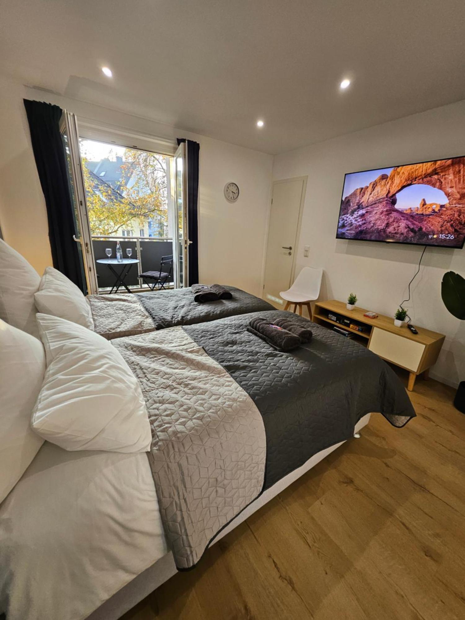 Modern Homes - Voll Ausgestatte Wohnung - Balkon - Hotelbetten - 4K Tv - Wlan メールス エクステリア 写真
