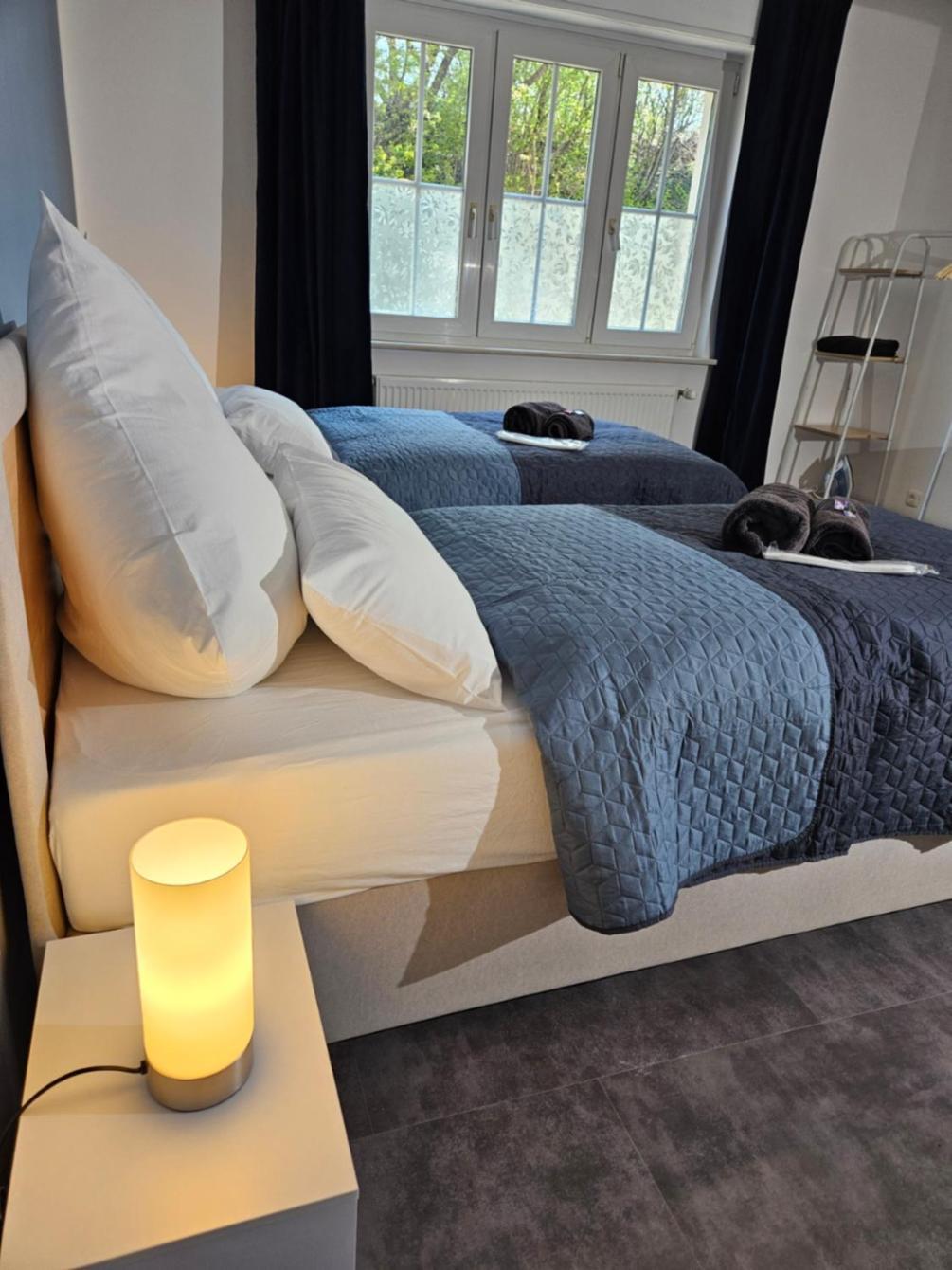 Modern Homes - Voll Ausgestatte Wohnung - Balkon - Hotelbetten - 4K Tv - Wlan メールス エクステリア 写真
