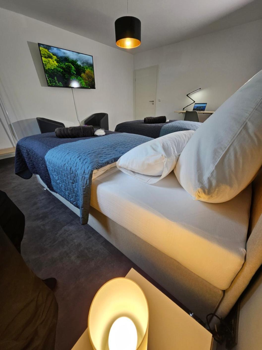 Modern Homes - Voll Ausgestatte Wohnung - Balkon - Hotelbetten - 4K Tv - Wlan メールス エクステリア 写真