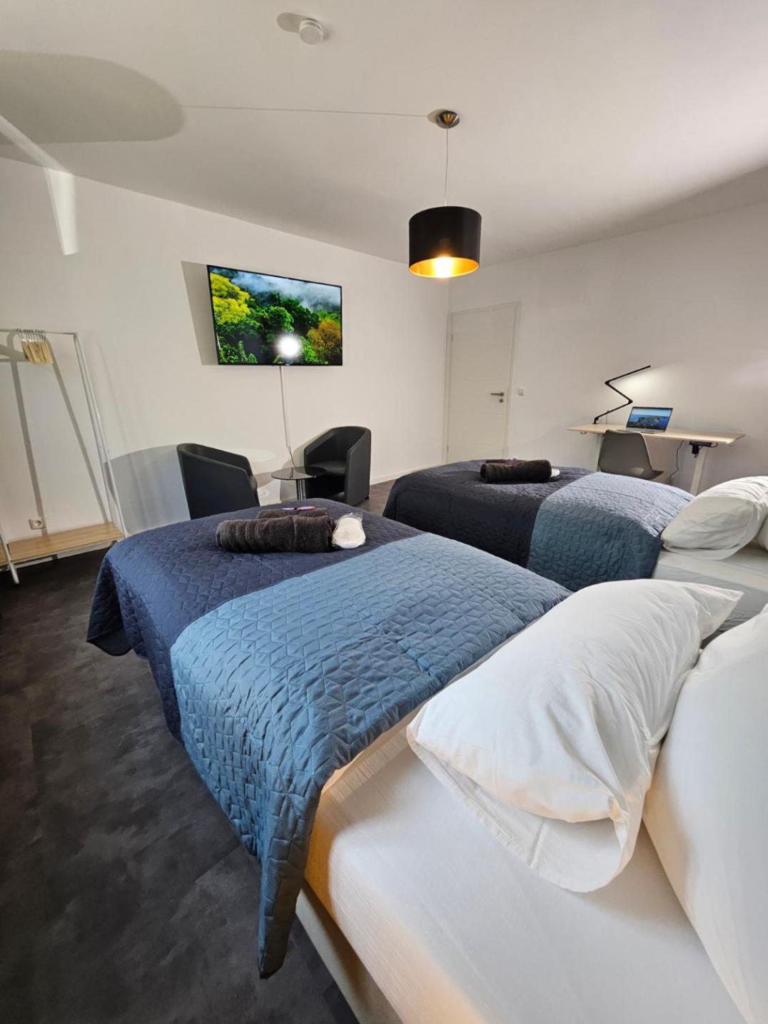 Modern Homes - Voll Ausgestatte Wohnung - Balkon - Hotelbetten - 4K Tv - Wlan メールス エクステリア 写真